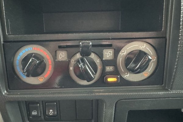 Nissan NT 400 3.0 dCi 35.13 C/ Plataforma elevatória 