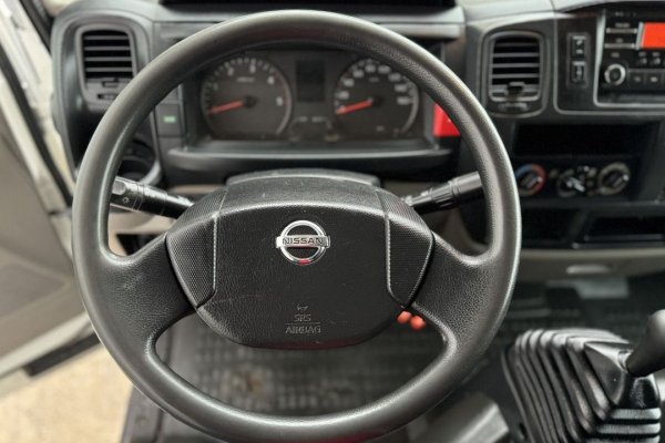 Nissan NT 400 3.0 dCi 35.13 C/ Plataforma elevatória 