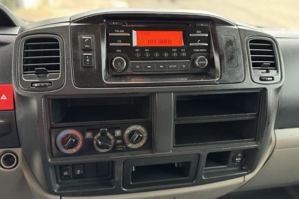 Nissan NT 400 3.0 dCi 35.13 C/ Plataforma elevatória 