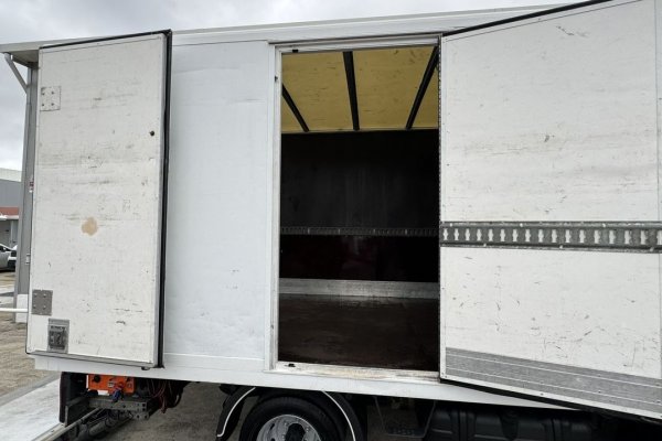 Nissan NT 400 3.0 dCi 35.13 C/ Plataforma elevatória 