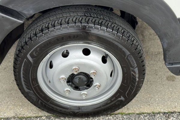 Nissan NT 400 3.0 dCi 35.13 C/ Plataforma elevatória 