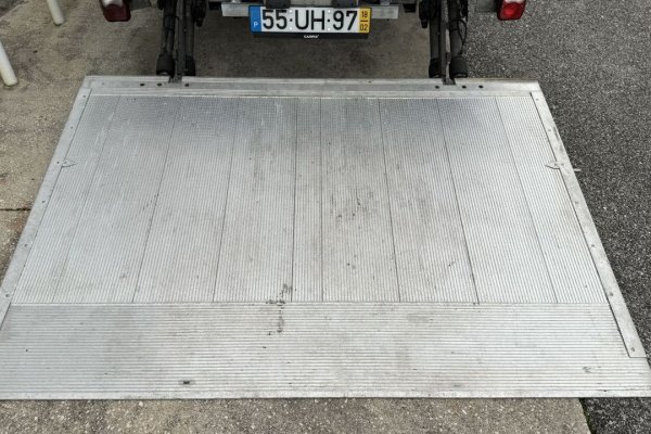 Nissan NT 400 3.0 dCi 35.13 C/ Plataforma elevatória 
