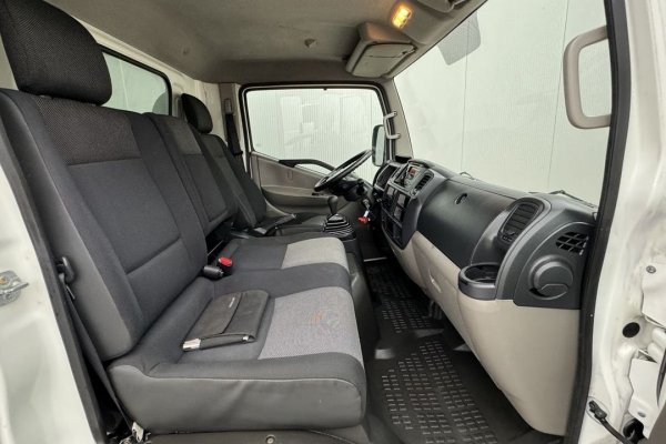 Nissan NT 400 3.0 dCi 35.13 C/ Plataforma elevatória 