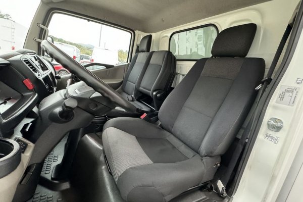 Nissan NT 400 3.0 dCi 35.13 C/ Plataforma elevatória 