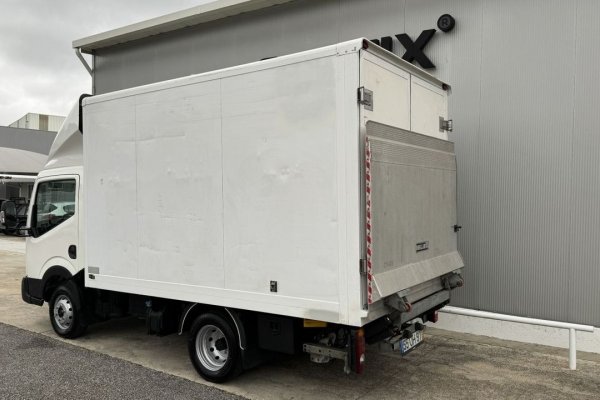 Nissan NT 400 3.0 dCi 35.13 C/ Plataforma elevatória 
