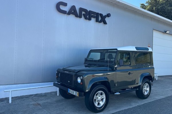 Land Rover Defender 