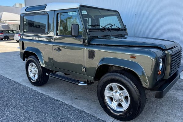 Land Rover Defender 
