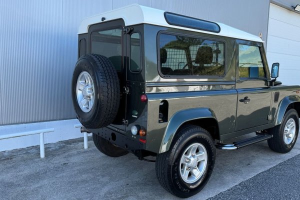 Land Rover Defender 