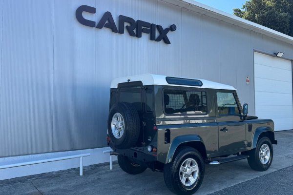 Land Rover Defender 