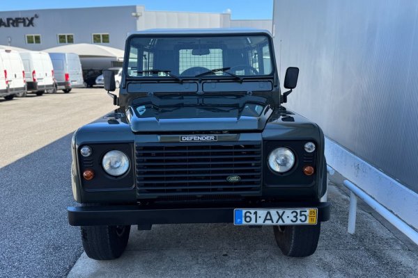Land Rover Defender 