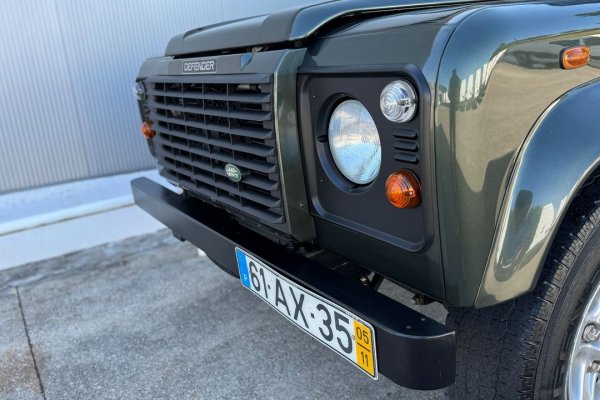 Land Rover Defender 