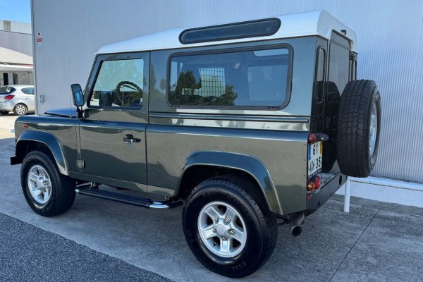 Land Rover Defender 