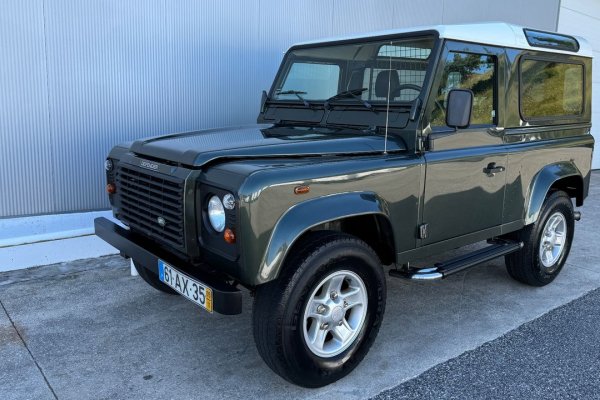 Land Rover Defender 