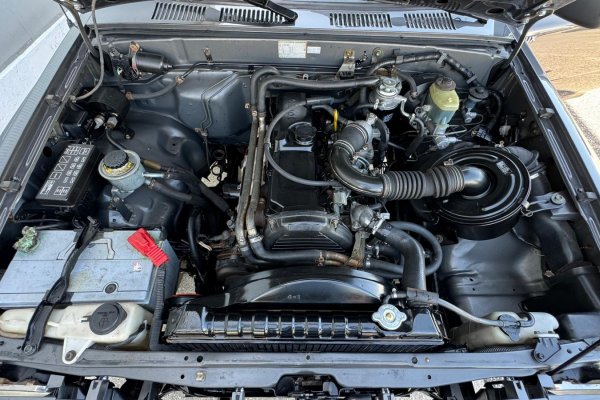 Toyota Hilux LN88 2.4D Cabine extra 4 lugares 