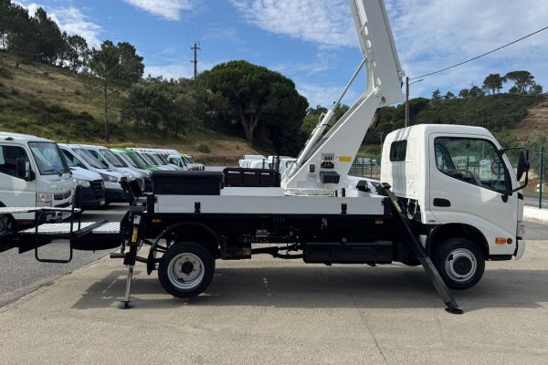 Toyota Dyna 3.0 D-4D C/ Cesto Elevat�rio 