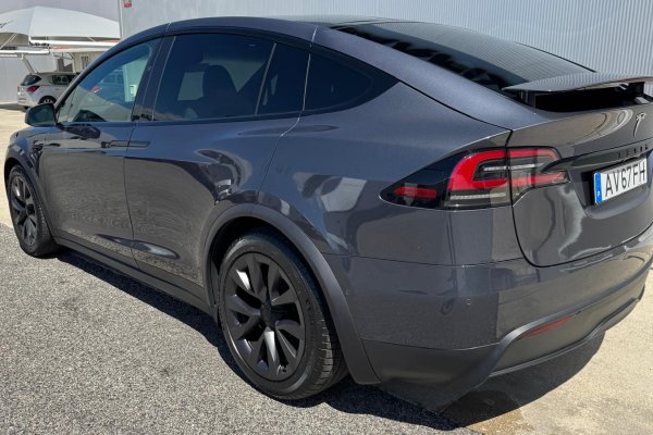 Tesla Model X 