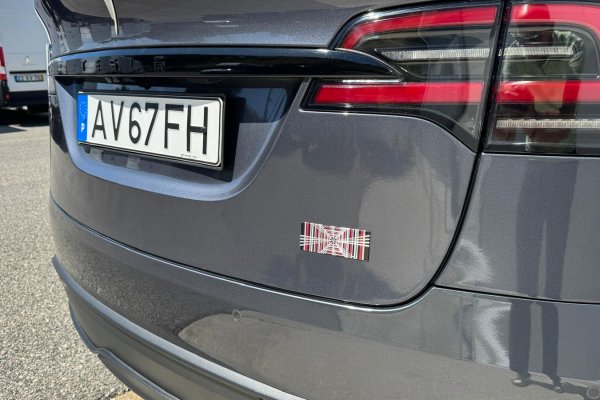 Tesla Model X 