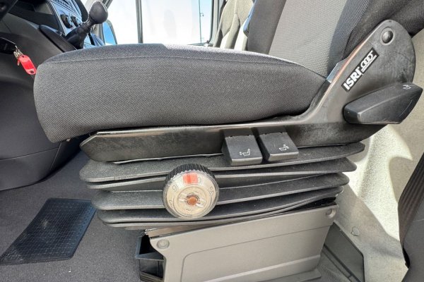 Iveco Daily 35C13 C/ Plat. Elev.  C/ frio 