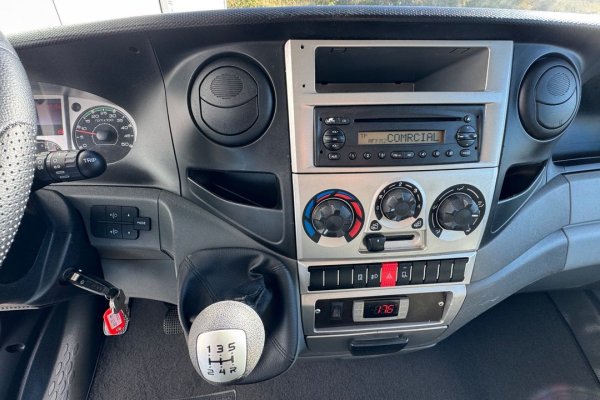Iveco Daily 35C13 C/ Plat. Elev.  C/ frio 