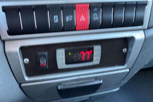 Iveco Daily 35C13 C/ Plat. Elev.  C/ frio 